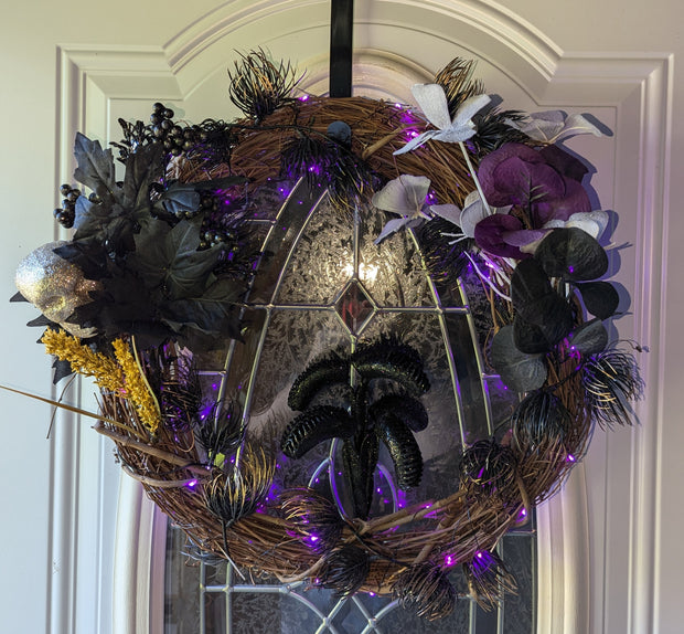 Wreath Halloween door decor 18 inches with skull and battery-operated spooky lights