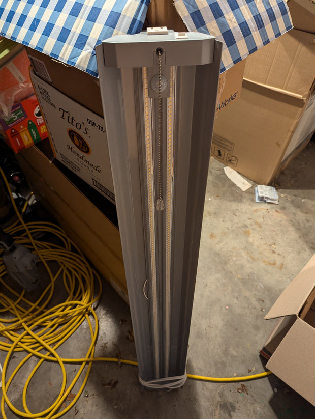Used LED shop light 4' with 3 functions to turn on and off, Pull chain, switch, and motion detection