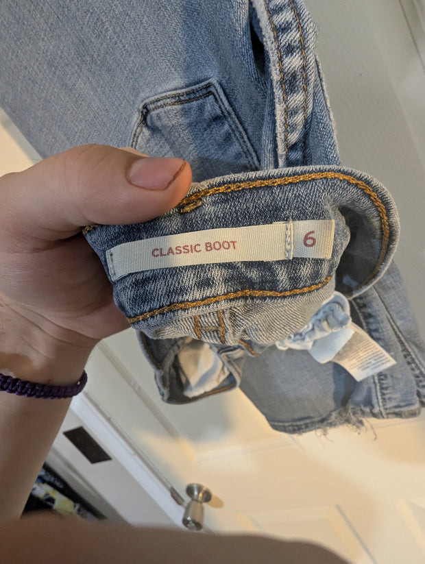 Apparel Women's Pants size 6 Levi's Jeans