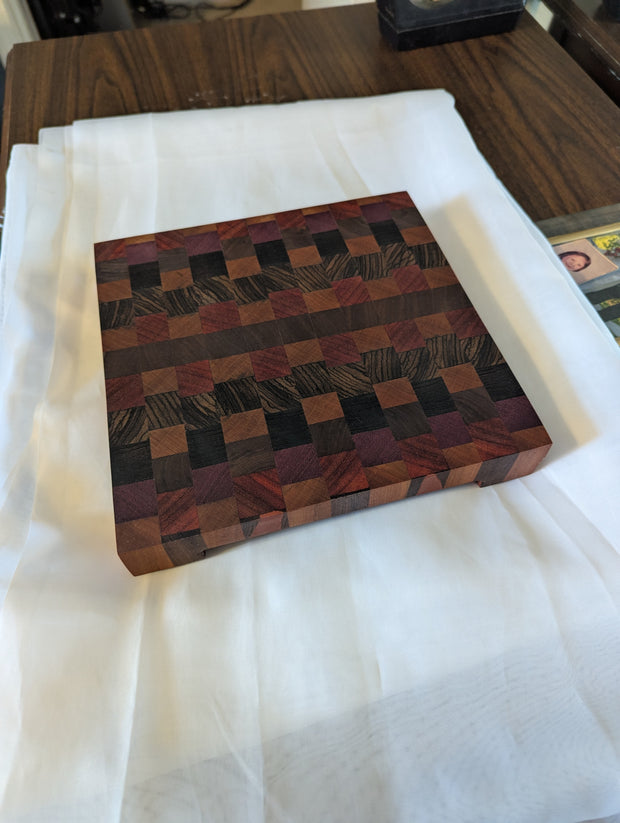 Cutting board small end grain with variations of different wood species